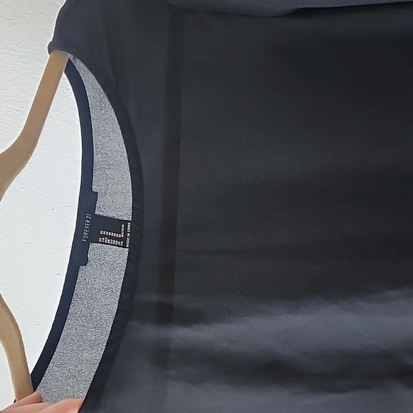 Slightly cropped black top - Picture 3 of 5